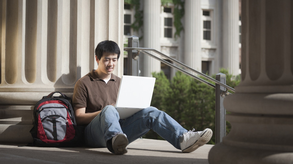 Студенты азиаты. Китайцы сидящие за ноутбуком. History course. Laptop by a Window.